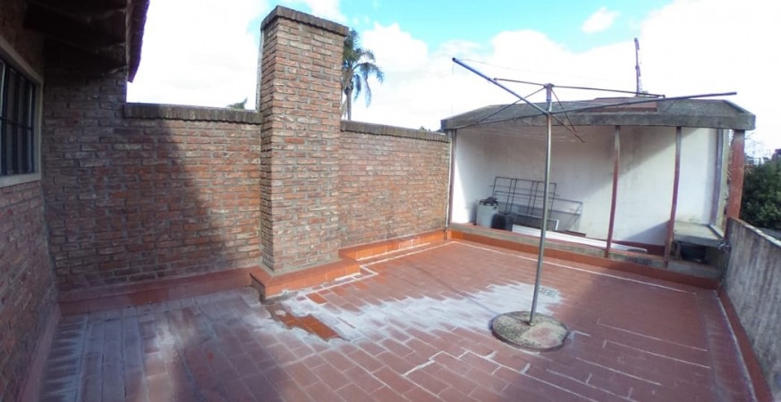 CASA EN ITUZANGÓ, 325 M2 TOTALES, 245 M2 CONST., JARDIN, BALCÓN, TERRAZA, 2 COCHERAS