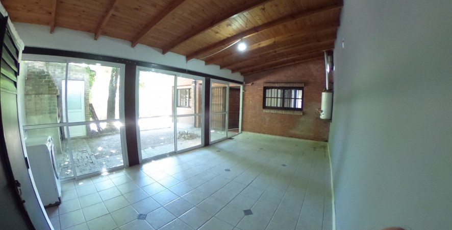 CASA EN  VILLA ARIZA ITUZAINGO NORTE, 130 M2 CONSTRUIDOS SOBRE LOTE DE 12.5 X 27.5 M2 DE CONCEPTO ABIERTO OPORTUNIDAD!