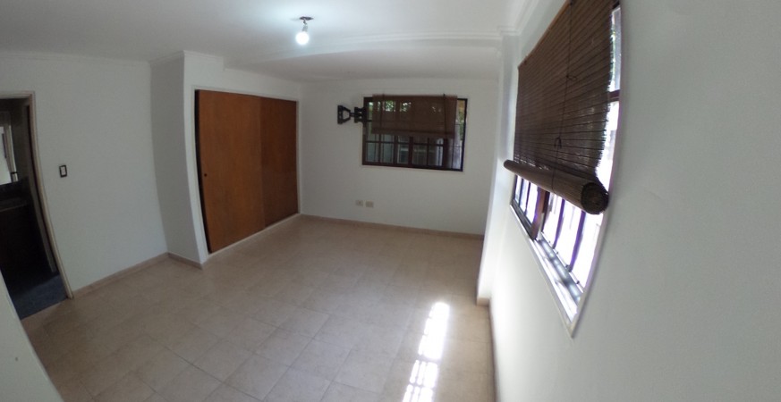 CASA EN  VILLA ARIZA ITUZAINGO NORTE, 130 M2 CONSTRUIDOS SOBRE LOTE DE 12.5 X 27.5 M2 DE CONCEPTO ABIERTO OPORTUNIDAD!