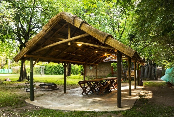 CASA QUINTA EN EL CORAZON DE PQUE.LELOIR LOTE 2.000M2, CASA 200M2, PISCINA DE 20MTS EN  OPORTUNIDAD