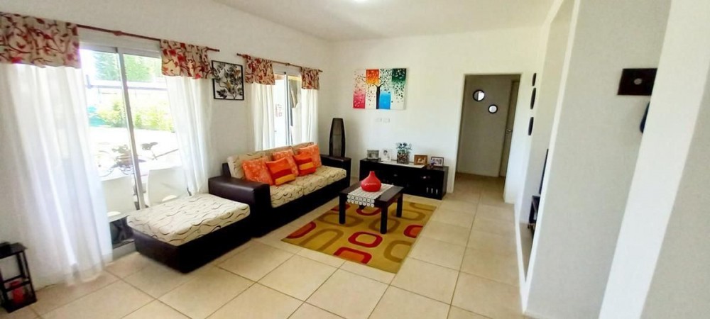 OPORTUNIDAD!! EXC. CASA EN PILAR DEL ESTE, LOTE DE 600 M2, 5 AMB, 3 DORMITORIOS, COCHERA, GALERIA