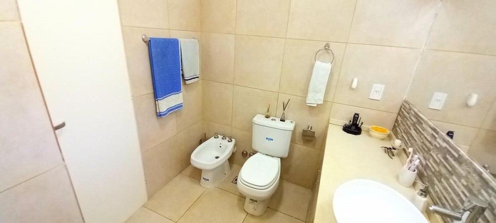 OPORTUNIDAD!! EXC. CASA EN PILAR DEL ESTE, LOTE DE 600 M2, 5 AMB, 3 DORMITORIOS, COCHERA, GALERIA