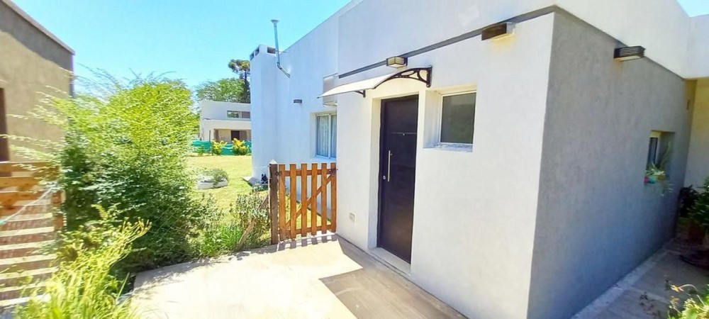 OPORTUNIDAD!! EXC. CASA EN PILAR DEL ESTE, LOTE DE 600 M2, 5 AMB, 3 DORMITORIOS, COCHERA, GALERIA