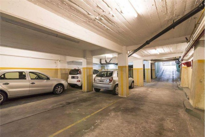 EXC.SEMIPISO DE 4 AMBIENTES, 3 DORMITORIOS + DEPENDENCIA CON COCHERA Y BAULERA! 