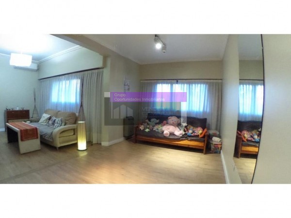 OPORTUNIDAD!! CASA EN CASTELAR NORTE 4 AMB/COCHERA DOBLE/ PATIO/PARRILLA, ACEPTA PERMUTAS