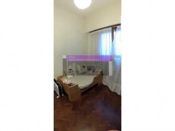 OPORTUNIDAD!! CASA EN CASTELAR NORTE 4 AMB/COCHERA DOBLE/ PATIO/PARRILLA, ACEPTA PERMUTAS