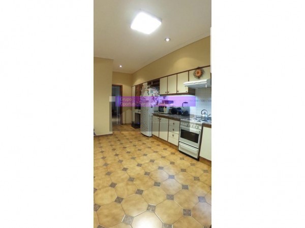 OPORTUNIDAD!! CASA EN CASTELAR NORTE 4 AMB/COCHERA DOBLE/ PATIO/PARRILLA, ACEPTA PERMUTAS