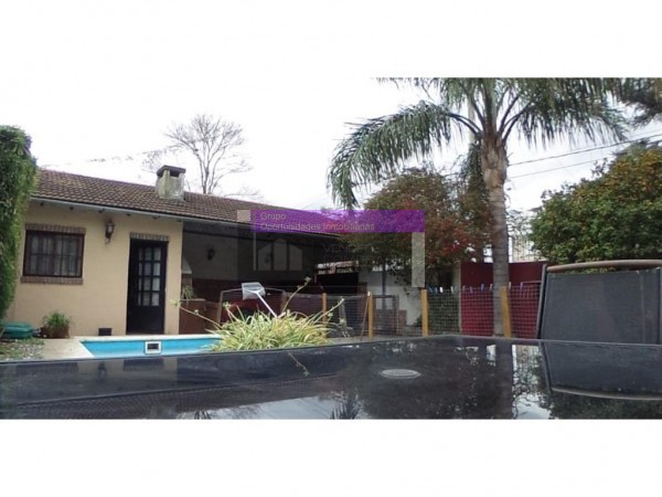 CHALET EN ITUZANGÓ NORTE ZONA CENTRO, LOTE 250M2, 5 AMB, PISCINA, COCHERA ACEPTA PERMUTA