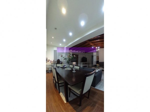 CASA 5 AMB ITUZAINGO NORTE CENTRO - DE ESTILO MODERNO A NUEVO C/PISCINA, COCHERA EXC. OPORTUNIDAD! HERMOSA! VISITA HOY!!