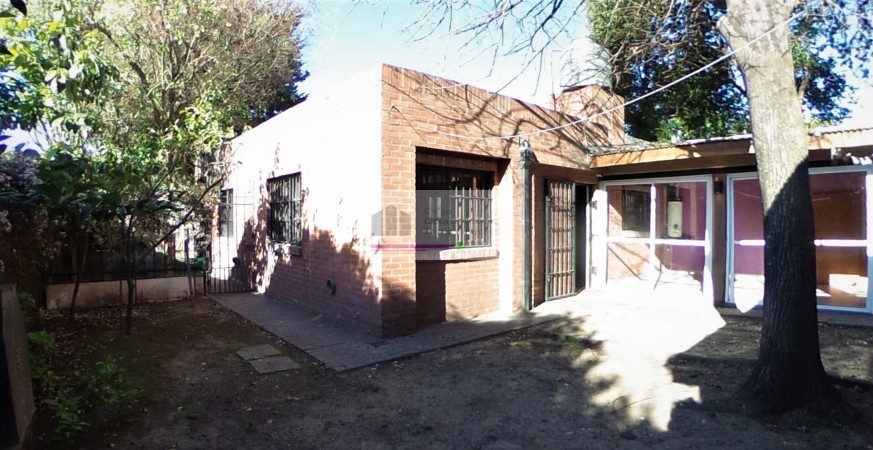 CASA EN  VILLA ARIZA ITUZAINGO NORTE, 130 M2 CONSTRUIDOS SOBRE LOTE DE 12.5 X 27.5 M2 DE CONCEPTO ABIERTO OPORTUNIDAD!