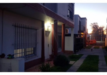 OPORTUNIDAD!!HERMOSO DÚPLEX DE 4 AMB 100M2, 2 PLANTAS,GARAGE, PATIO Y PARRILLA EN CONDOMINIO PRIVADO