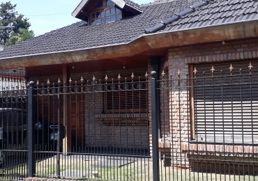 CASA 5 AMB. CASTELAR DE 240 M2, 5 AMB, 2 COCHERAS, SOBRE LOTE DE 345 M2 ES ESPECTACULAR EN OPORTUNIDAD HOY!!