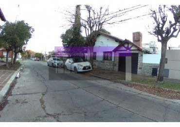 OPORTUNIDAD!! CASA EN CASTELAR NORTE 4 AMB/COCHERA DOBLE/ PATIO/PARRILLA, ACEPTA PERMUTAS